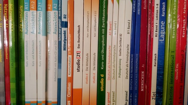 Bücher im Regal - Sprachen lernen - Deutsch lernen